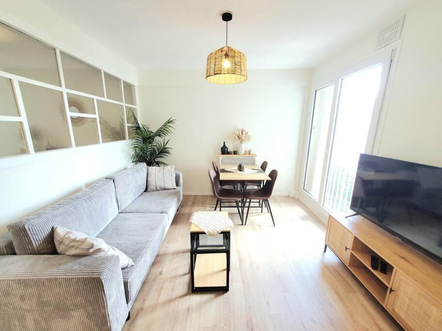 View Paris Door Location Metro Appartement