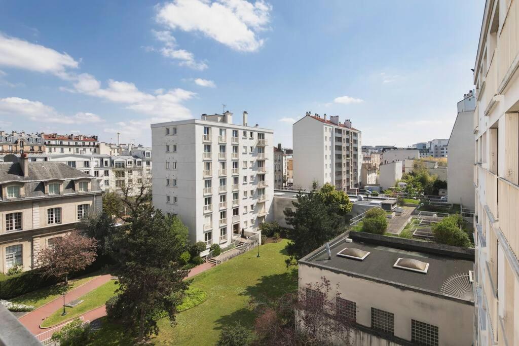 View Paris Door Location Metro Appartement